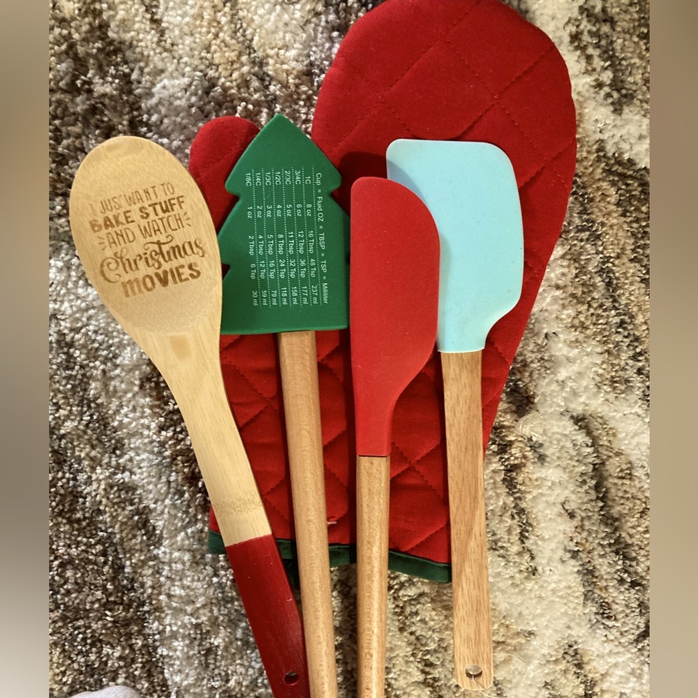 Christmas Baking Utensil Set with Red and Green Spatulas- New (no tags)